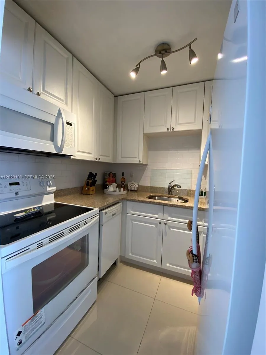 Foto de propiedad en 5050 NW 7th Street 312, Miami, FL 33126 Miami con MLS# 