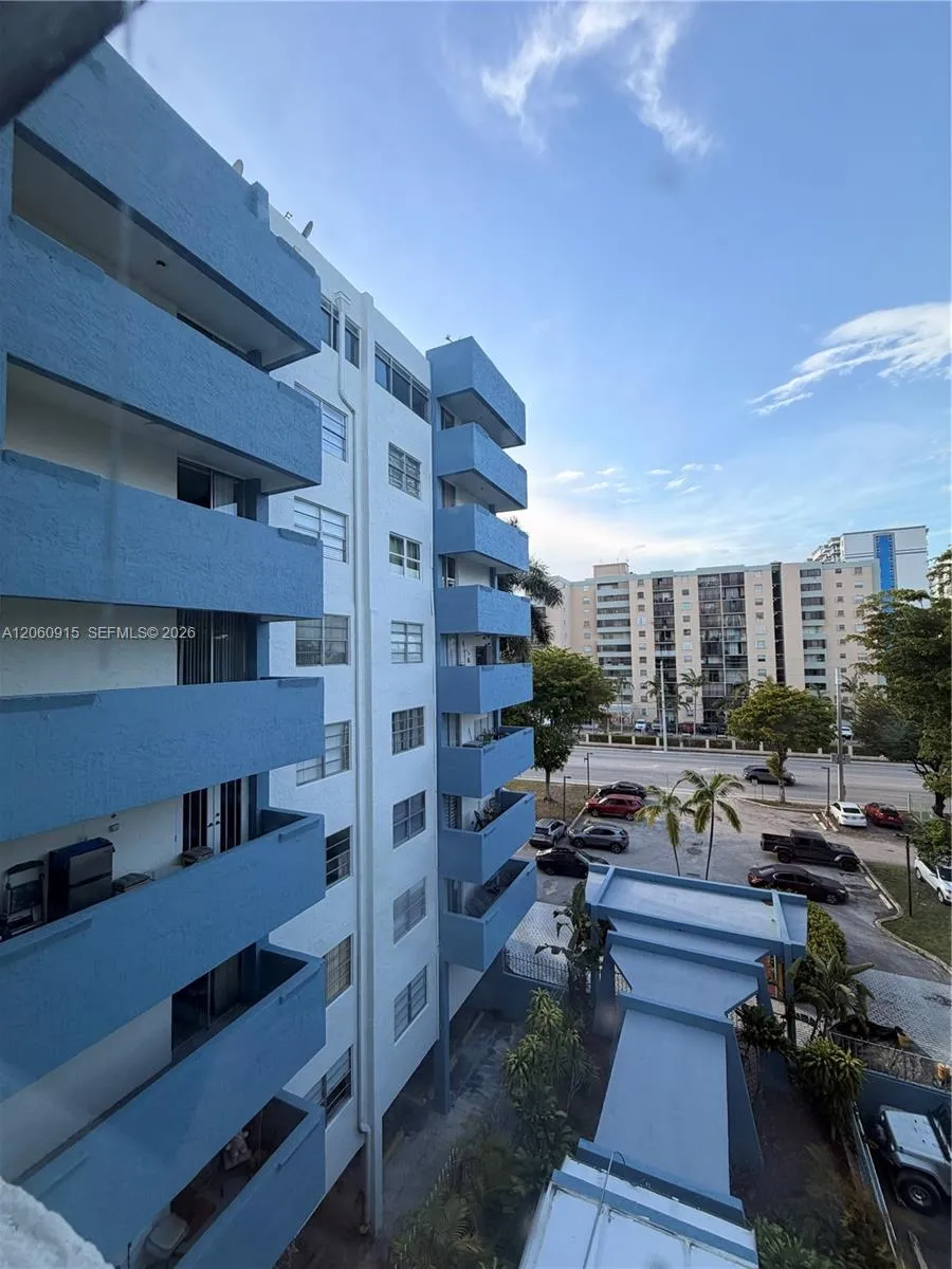 Foto de propiedad en 5050 NW 7th Street 511, Miami, FL 33126 Miami con MLS# 