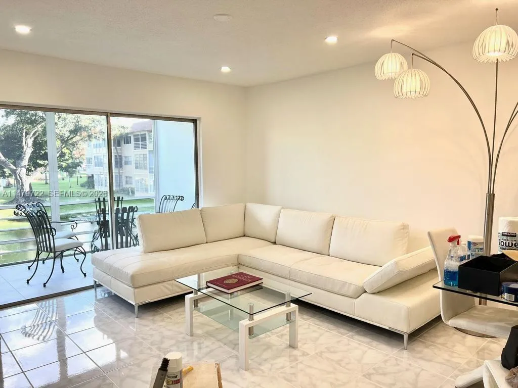 En Venta 5051 W Oakland Park Boulevard 204, Lauderdale Lakes, FL 33313, Lauderdale Lakes, FL 33313