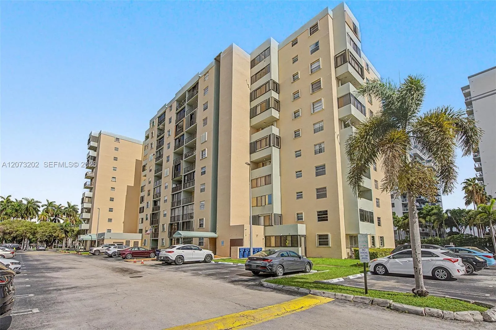 Foto de propiedad en 5055 NW 7th Street 112, Miami, FL 33126 Miami con MLS# 
