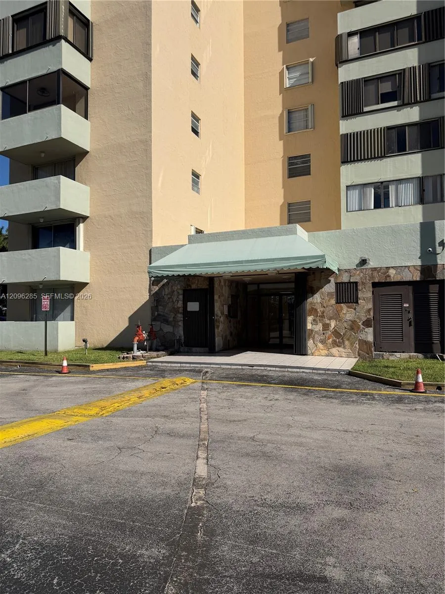 En Renta 5055 NW 7th Street 504, Miami, FL 33126, Miami, FL 33126