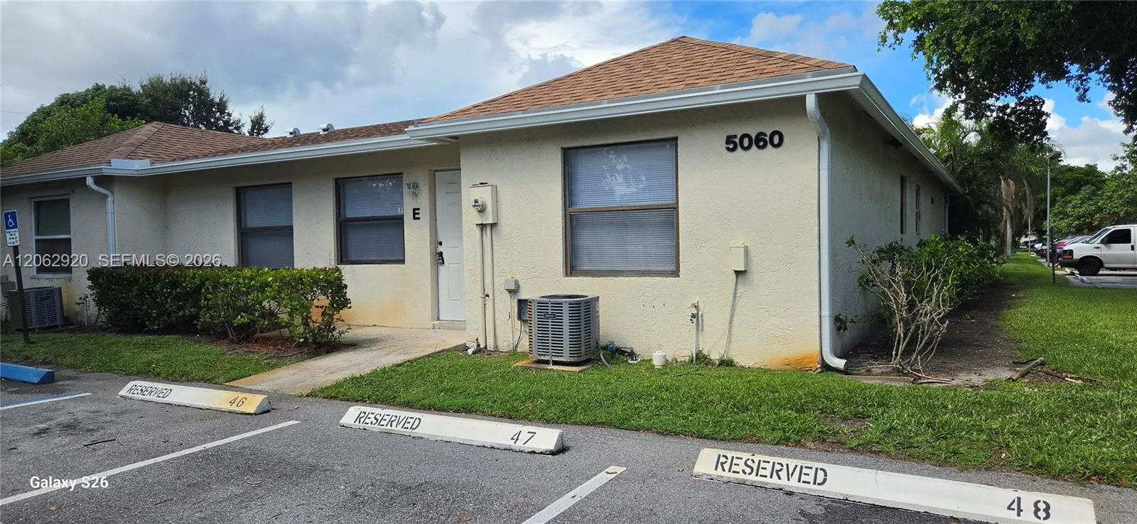 Foto de propiedad en 5060 Sanctuary Way E, West Palm Beach, FL 33417 West Palm Beach con MLS# 