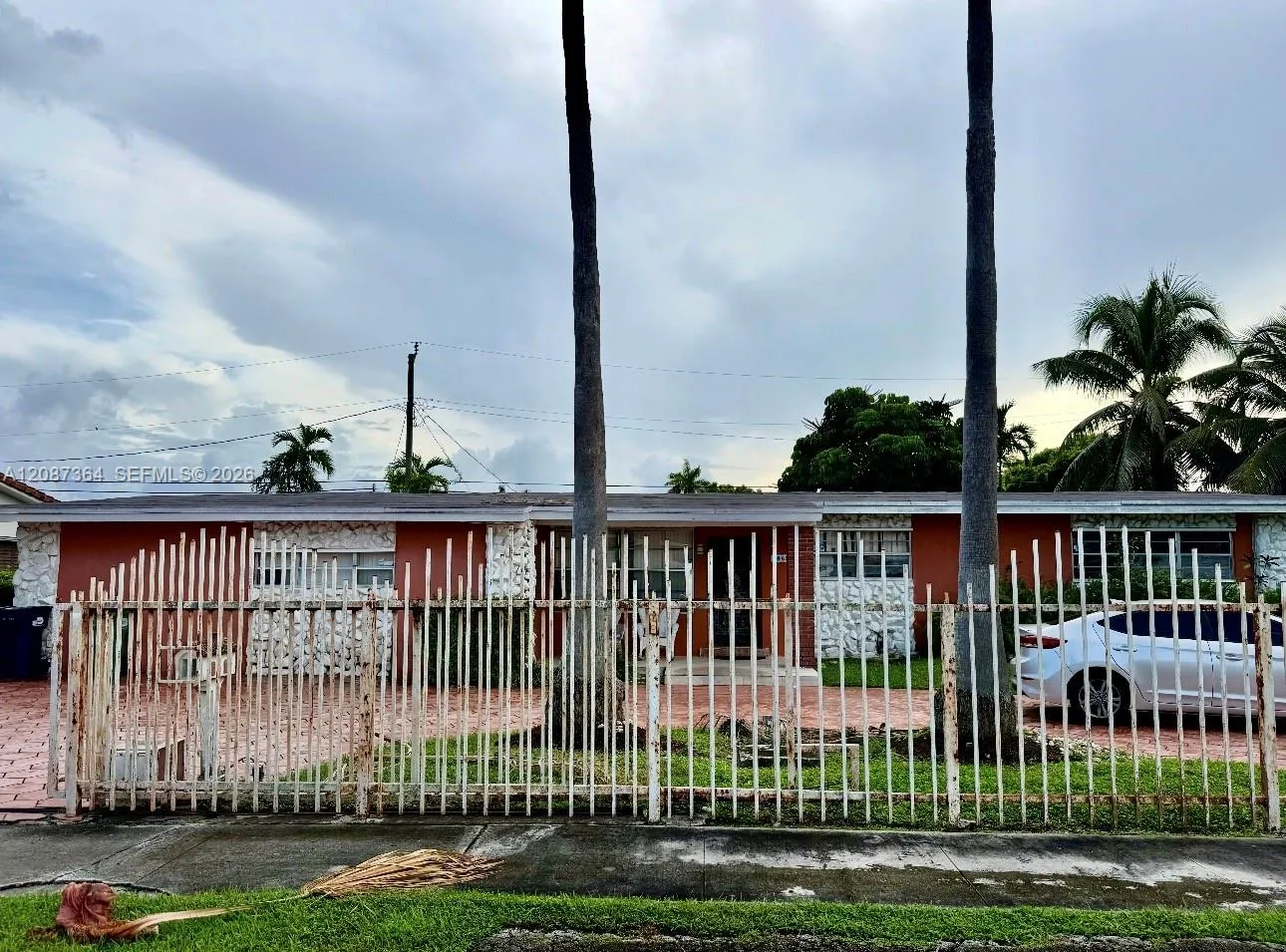 En Venta 5065 SW 90th Court, Miami, FL 33165, Miami, FL 33165