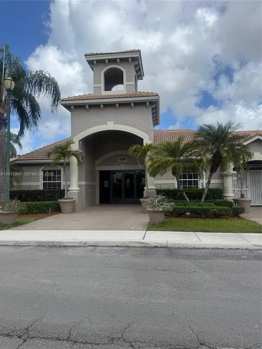 Foto de propiedad en 5065 Wiles Road 103, Coconut Creek, FL 33073 Coconut Creek con MLS# 