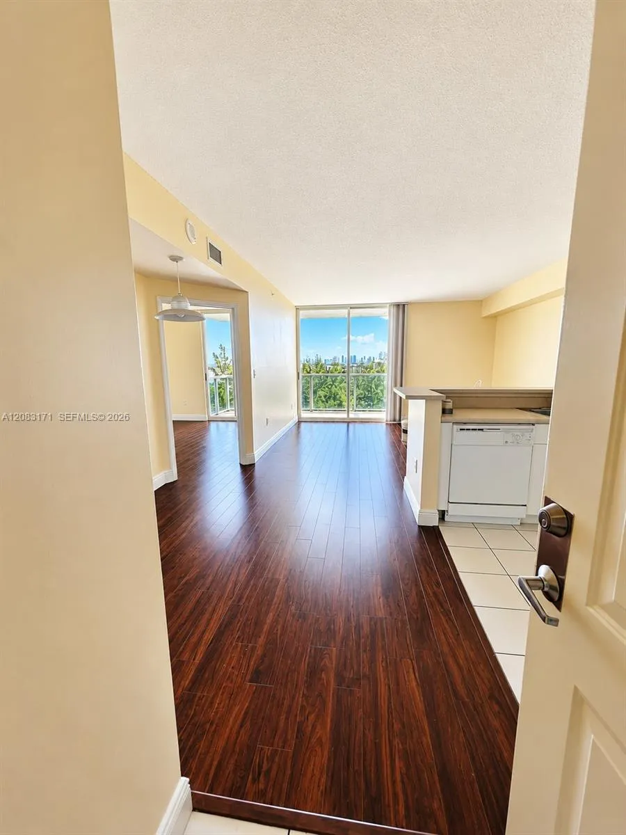 En Renta 5077 NW 7th Street 1105, Miami, FL 33126, Miami, FL 33126