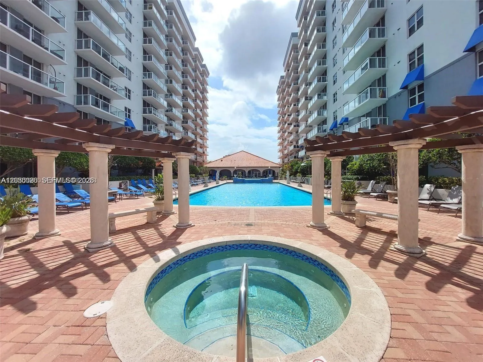 Vendido 5077 NW 7th Street 1111, Miami, FL 33126, Miami, FL 33126