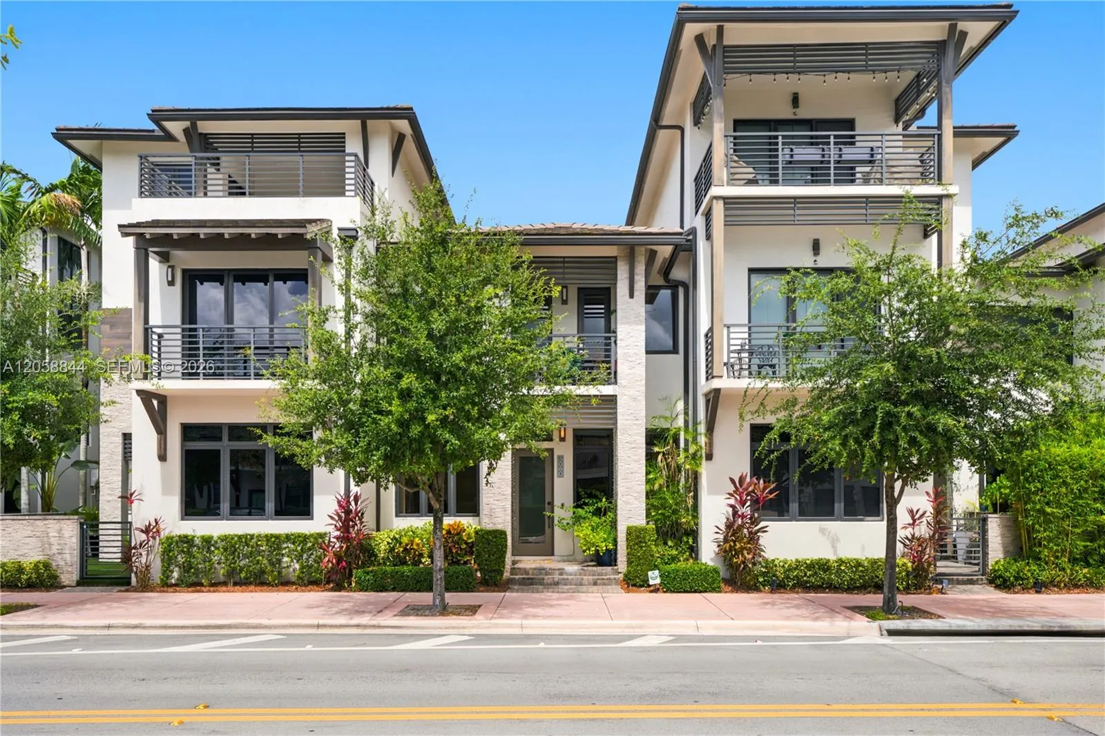 Foto de propiedad en 5080 NW 84th Avenue, Doral, FL 33166 Doral con MLS# 