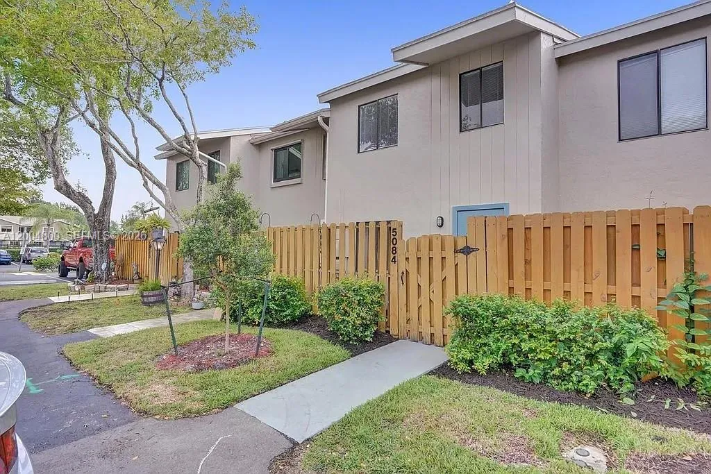 Foto de propiedad en 5084 S University Drive, Davie, FL 33328 Davie con MLS# 