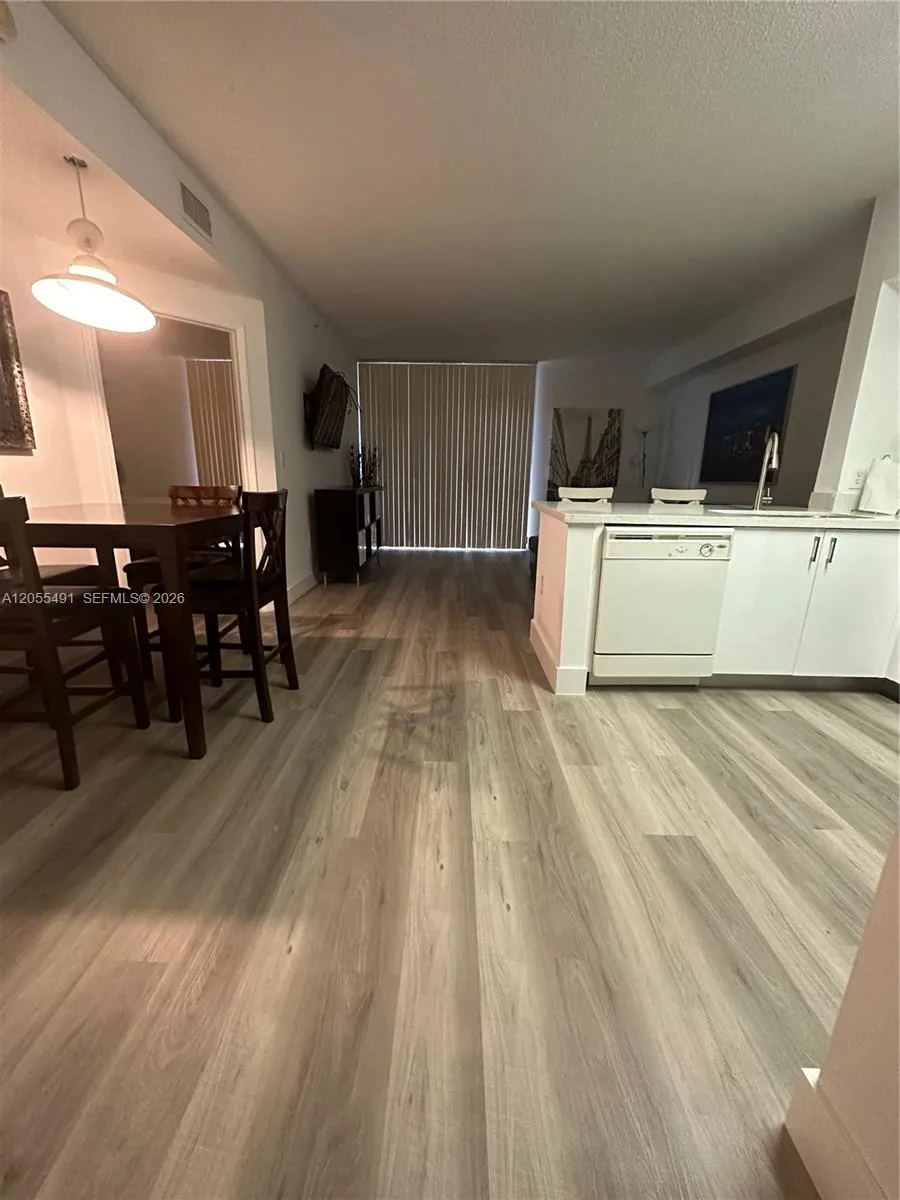 En Renta 5085 NW 7th Street 410, Miami, FL 33126, Miami, FL 33126