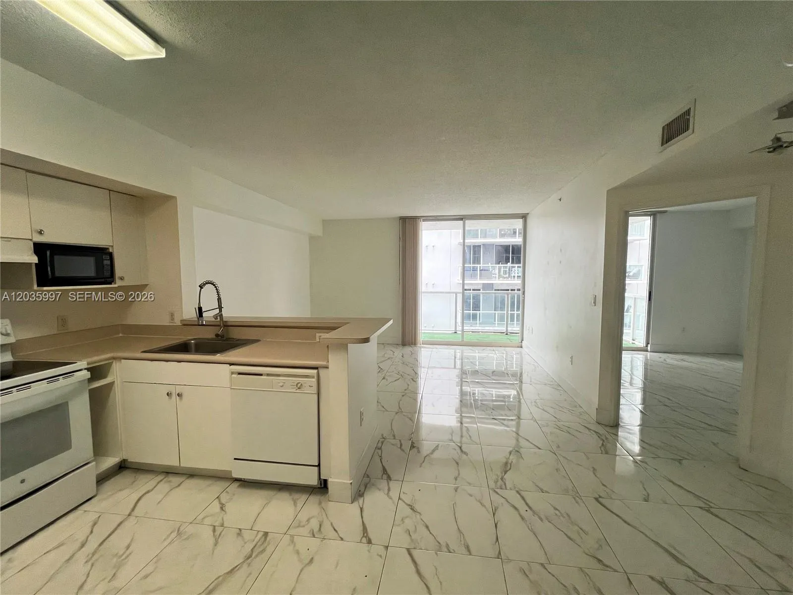 En Renta 5085 NW 7th Street 711, Miami, FL 33126, Miami, FL 33126
