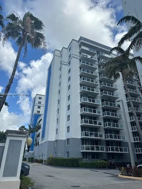 Foto de propiedad en 5091 NW 7th Street 1008, Miami, FL 33126 Miami con MLS# 