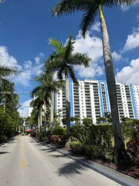 En Renta 5091 NW 7th Street 1008, Miami, FL 33126, Miami, FL 33126