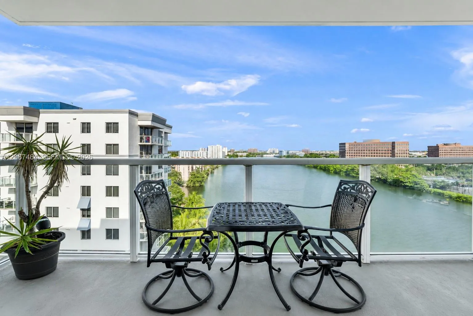 Foto de propiedad en 5091 NW 7th Street PH-02, Miami, FL 33126 Miami con MLS# 