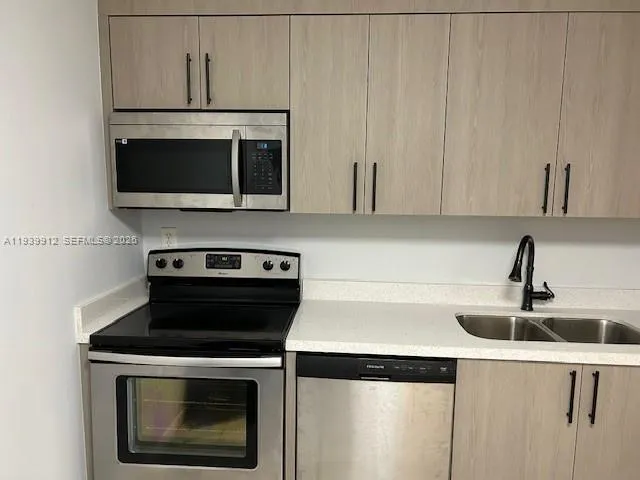 Foto de propiedad en 5100 SW 41st Street 329, Pembroke Park, FL 33023 Pembroke Park con MLS# 