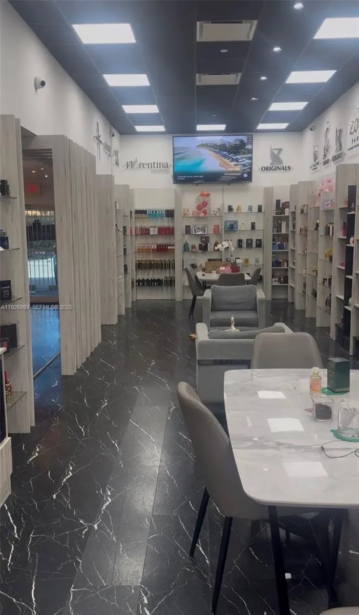 Foto de propiedad en 5101 NW 79th Avenue, Doral, FL 33166 Doral con MLS# 