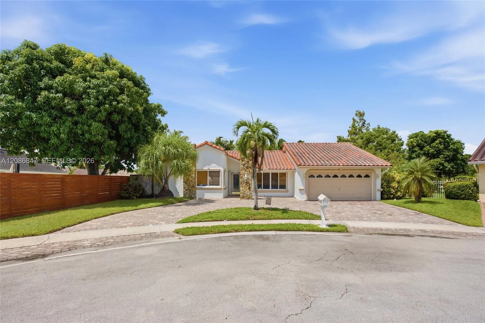 Foto de propiedad en 511 NW 104th Avenue, Plantation, FL 33324 Plantation con MLS# 