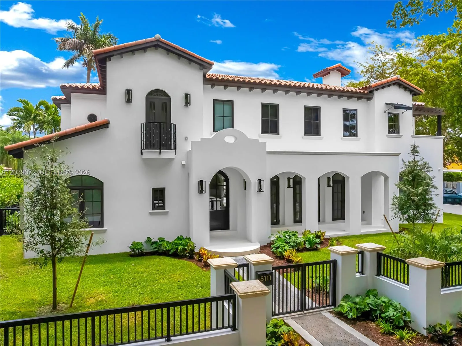Foto de propiedad en 5111 Alhambra Circle, Coral Gables, FL 33146 Coral Gables con MLS# 