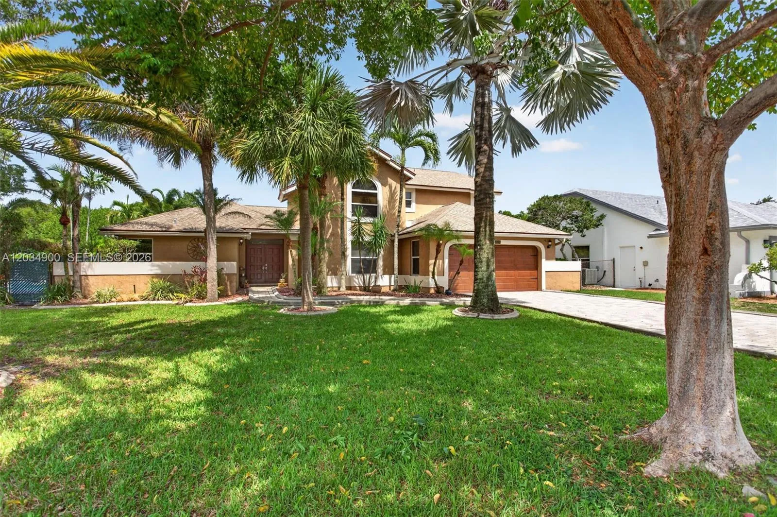 Foto de propiedad en 5115 NW 51st Avenue, Coconut Creek, FL 33073 Coconut Creek con MLS# 