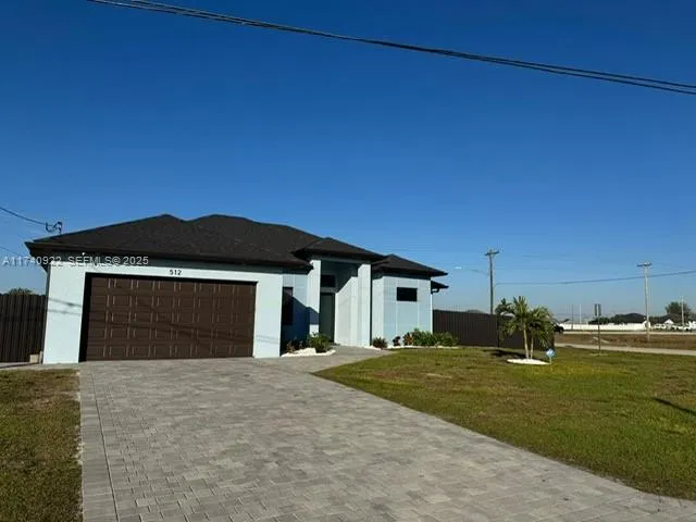 Foto de propiedad en 512 NE Juanita Place, Cape Coral, FL 33909 Cape Coral con MLS# 