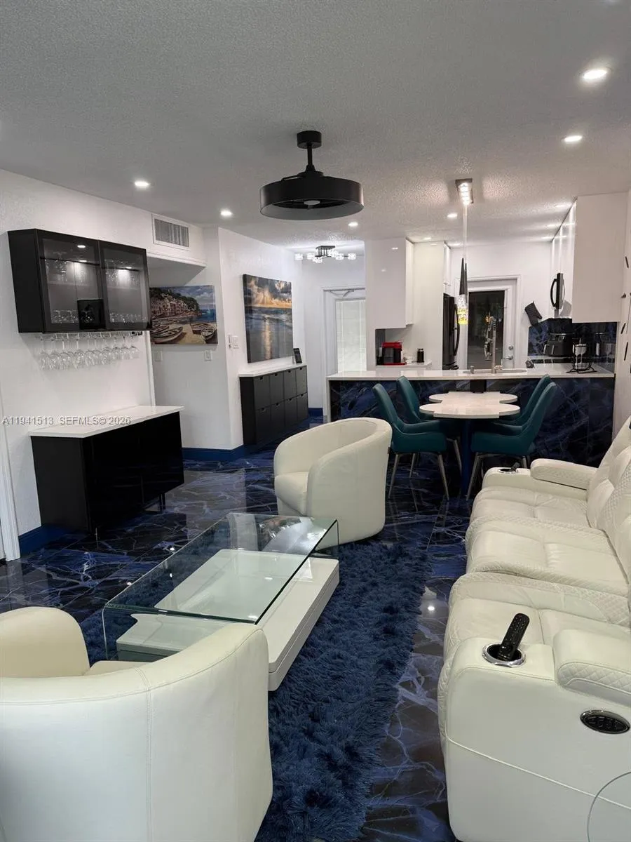 En Venta 5121 W Oakland Park Boulevard 212, Lauderdale Lakes, FL 33313, Lauderdale Lakes, FL 33313