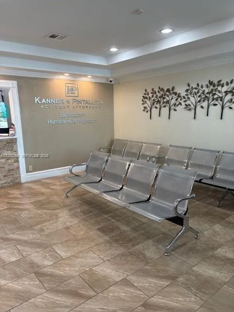 Foto de propiedad en 5124 Hollywood Boulevard, Hollywood, FL 33021 Hollywood con MLS# 