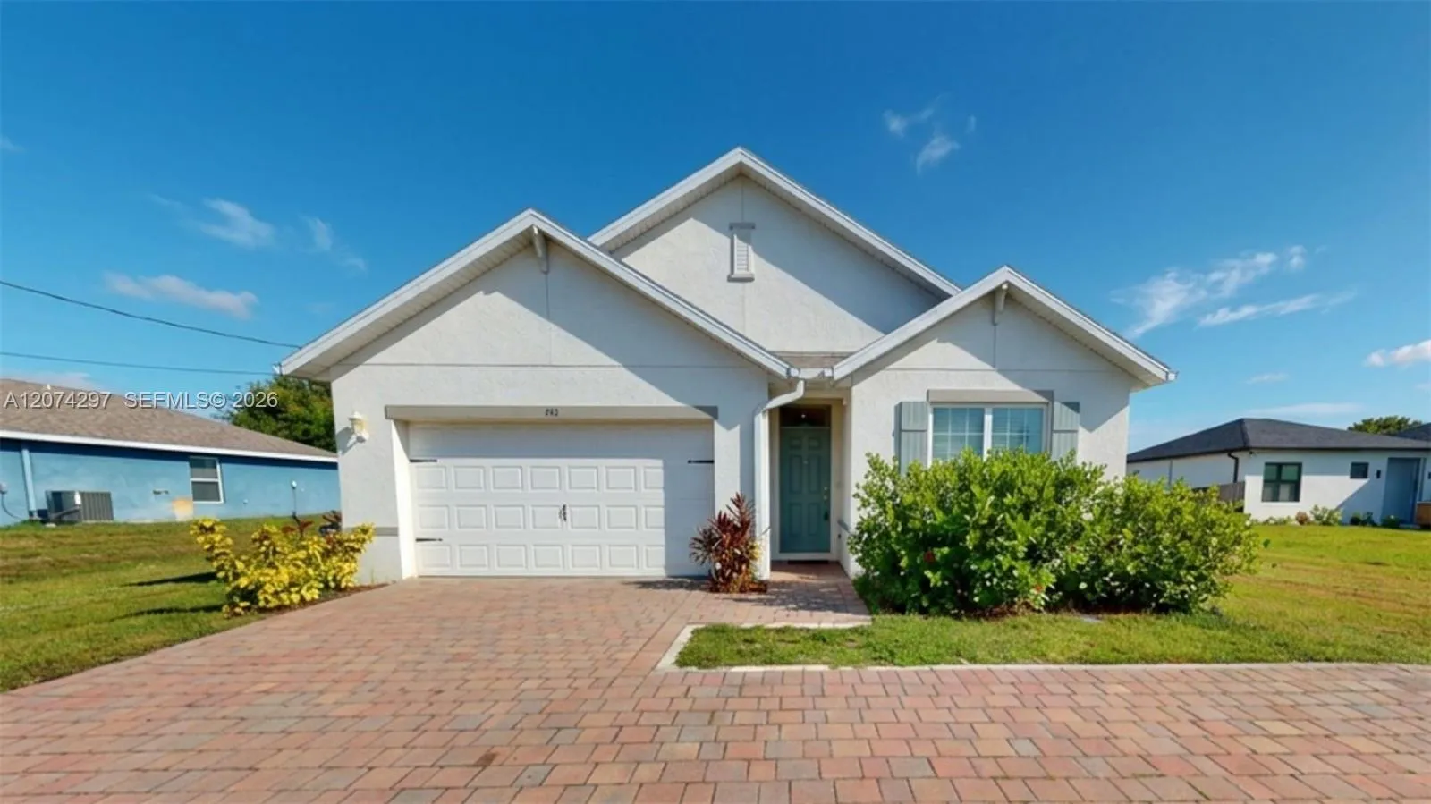 Foto de propiedad en 513 Nelson Road N, Cape Coral, FL 33993 Cape Coral con MLS# 
