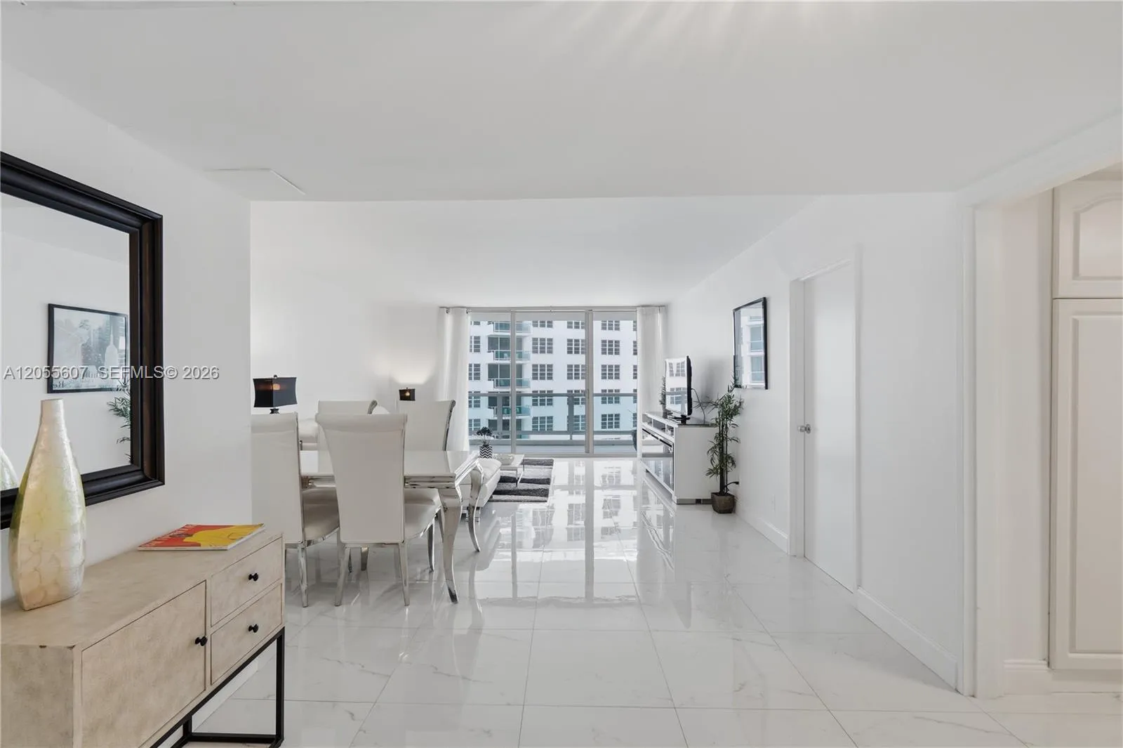 Foto de propiedad en 5151 Collins Avenue 1027, Miami Beach, FL 33140 Miami Beach con MLS# 