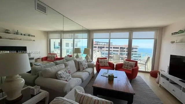 Foto de propiedad en 5161 Collins Avenue 1702, Miami Beach, FL 33140 Miami Beach con MLS# 