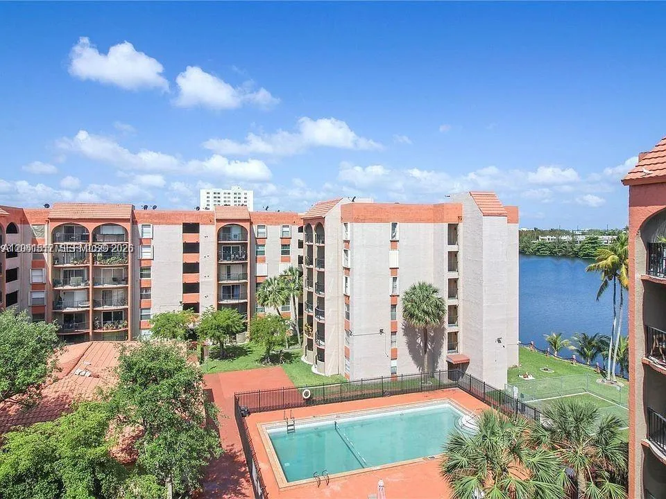 Foto de propiedad en 5199 NW 7th Street 111, Miami, FL 33126 Miami con MLS# 