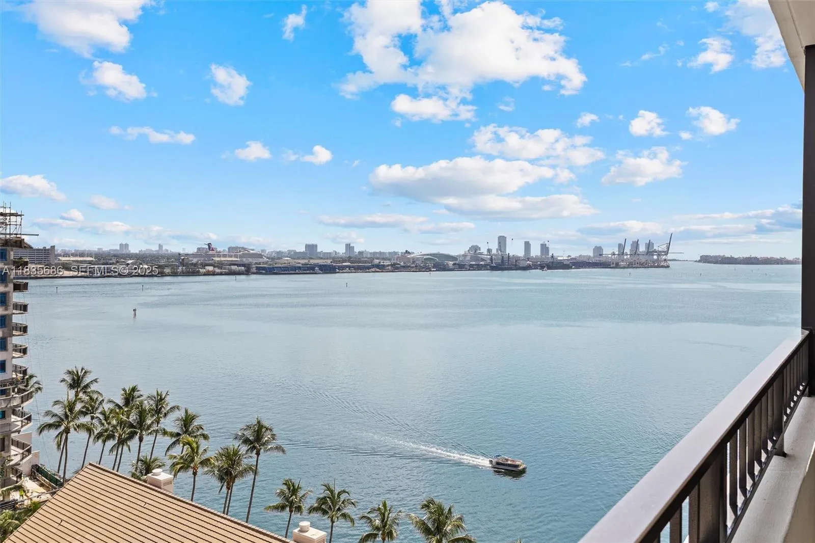 Foto de propiedad en 520 Brickell Key Drive A1404, Miami, FL 33131 Miami con MLS# 