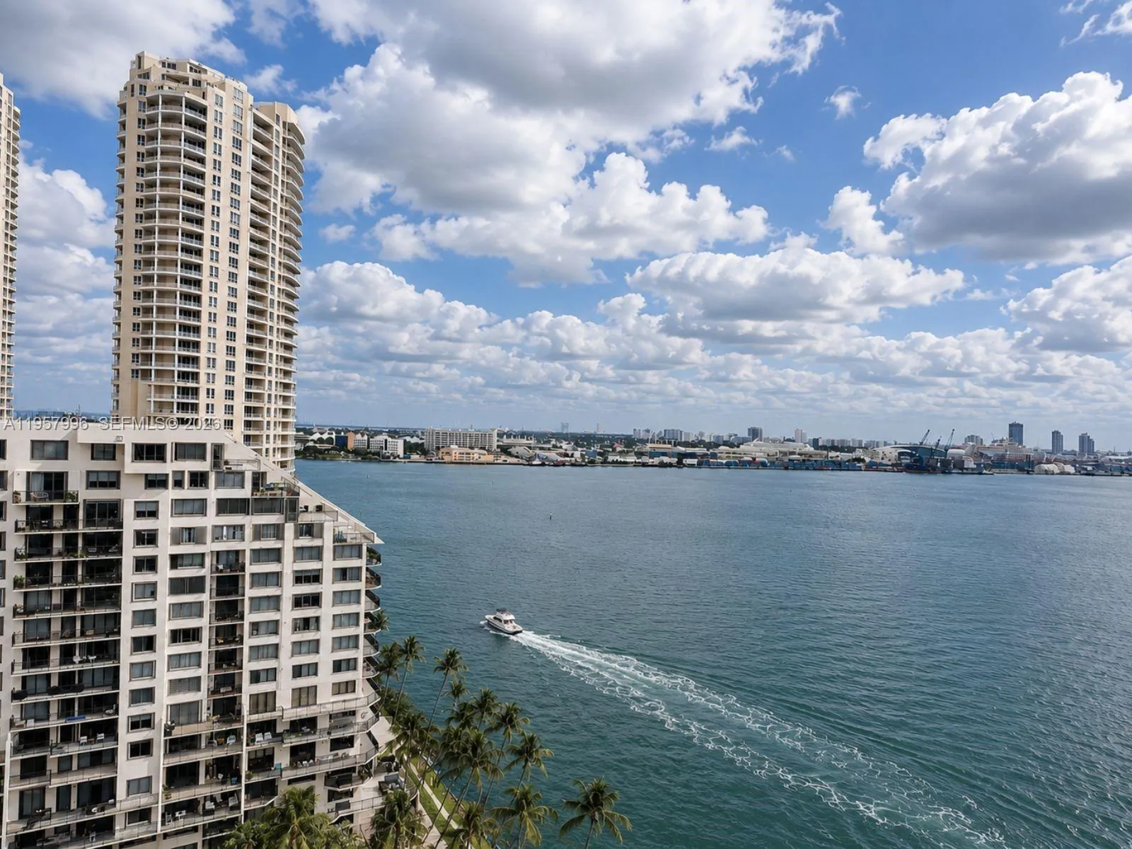 Foto de propiedad en 520 Brickell Key Drive A1904, Miami, FL 33131 Miami con MLS# 