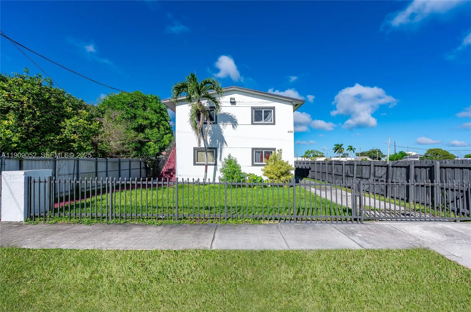 Foto de propiedad en 520 SW Krome Terrace, Homestead, FL 33030 Homestead con MLS# 