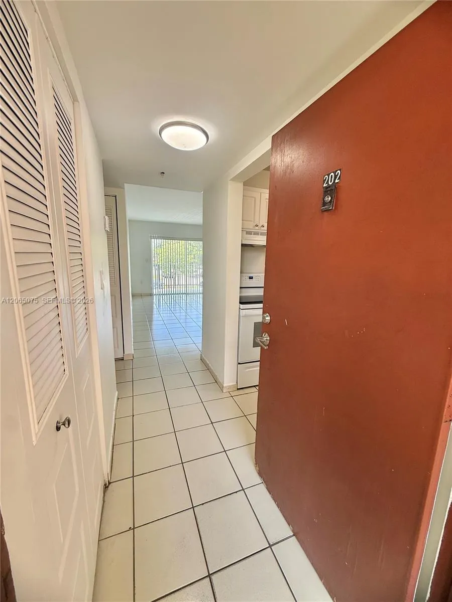 Foto de propiedad en 5201 NW 7th Street 202, Miami, FL 33126 Miami con MLS# 