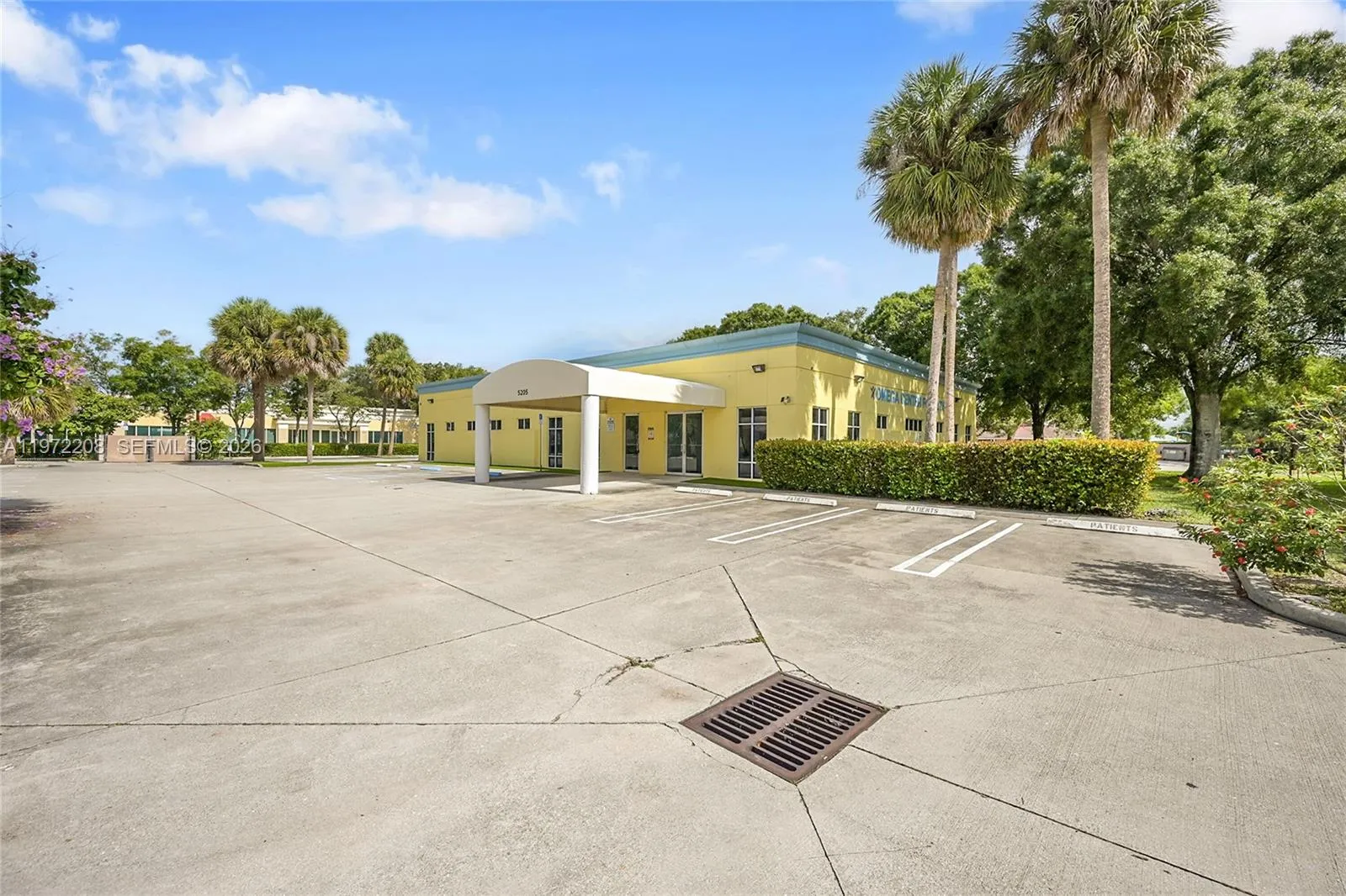 Foto de propiedad en 5205 Village Boulevard, West Palm Beach, FL 33407 West Palm Beach con MLS# 