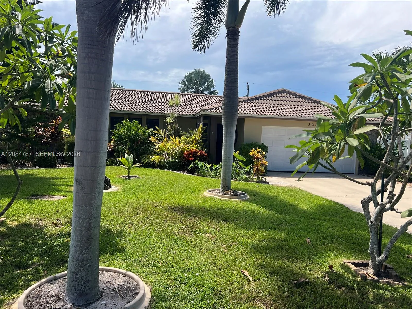 Foto de propiedad en 522 SE 34 Terrace, Cape Coral, FL 33904 Cape Coral con MLS# 