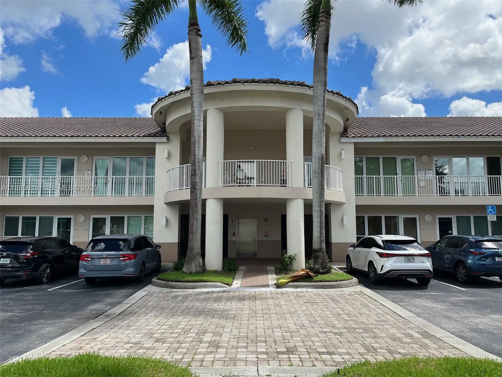 Foto de propiedad en 5220 S University Drive 106C, Davie, FL 33328 Davie con MLS# 