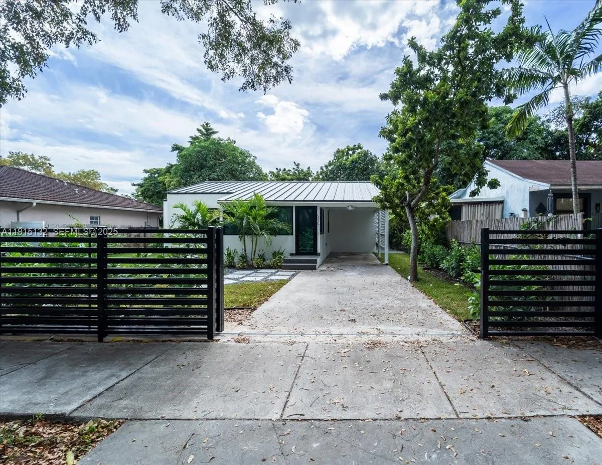 Foto de propiedad en 5220 SW 6 Street, Miami, FL 33134 Miami con MLS# 