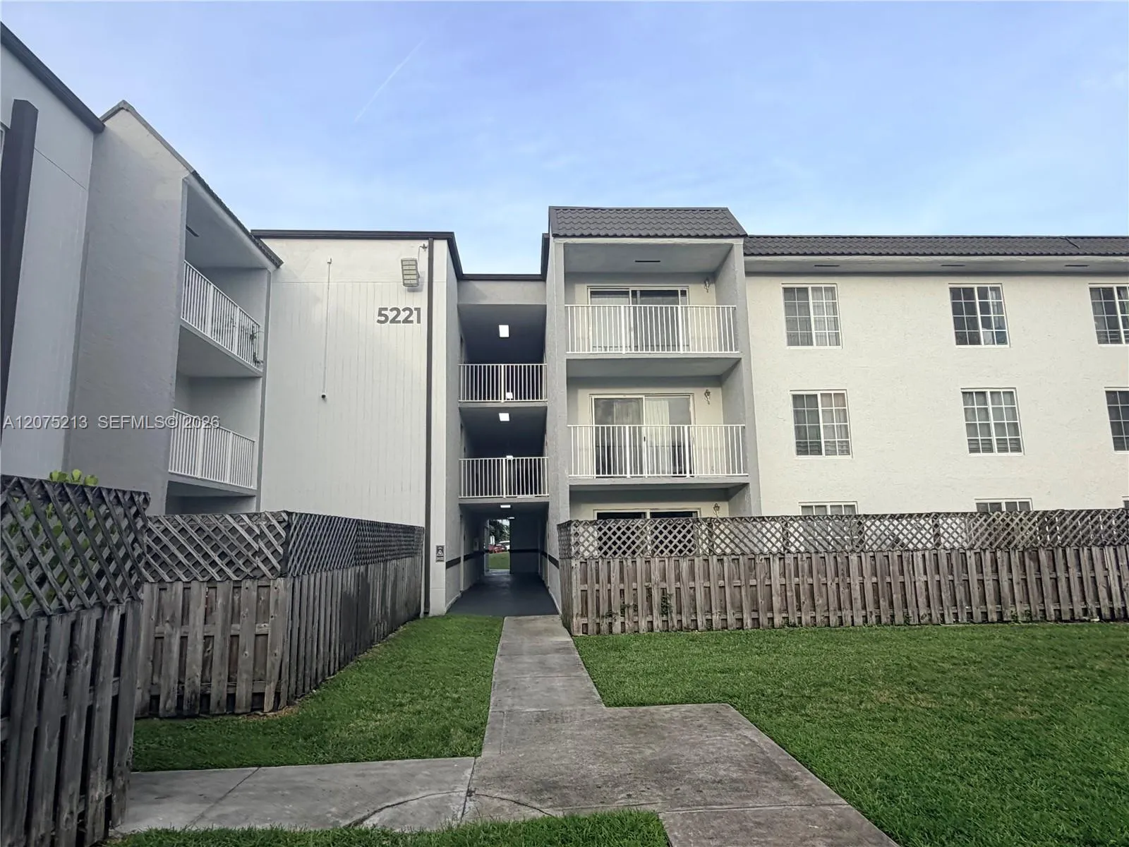 Foto de propiedad en 5221 Geneva Way 201, Doral, FL 33166 Doral con MLS# 