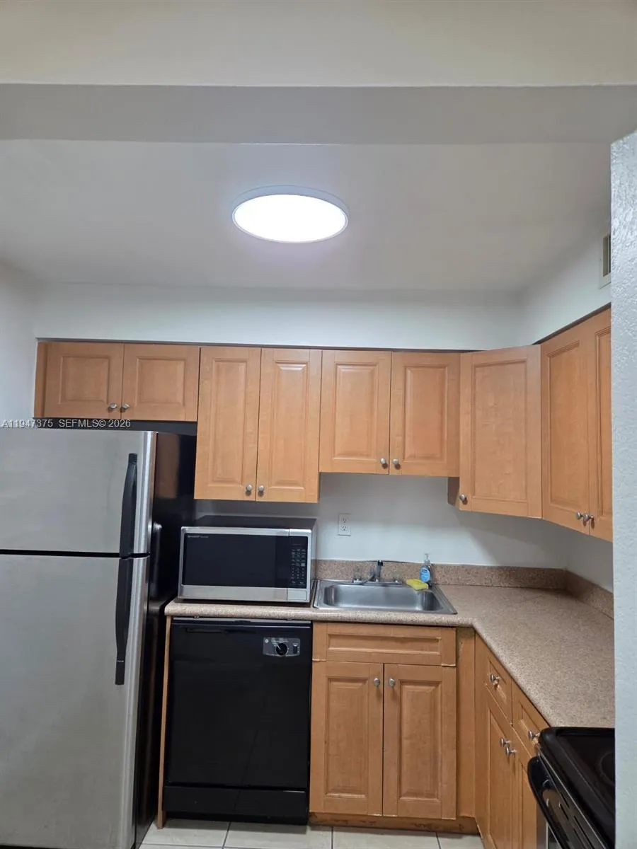 Foto de propiedad en 5221 Geneva Way 302, Doral, FL 33166 Doral con MLS# 