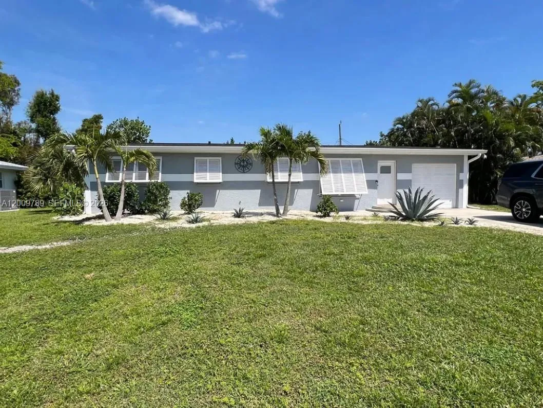 Foto de propiedad en 5221 York Court 0, Cape Coral, FL 33904 Cape Coral con MLS# 