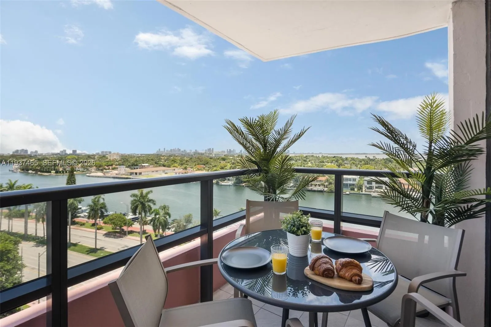 Foto de propiedad en 5225 Collins Avenue 1221, Miami Beach, FL 33140 Miami Beach con MLS# 