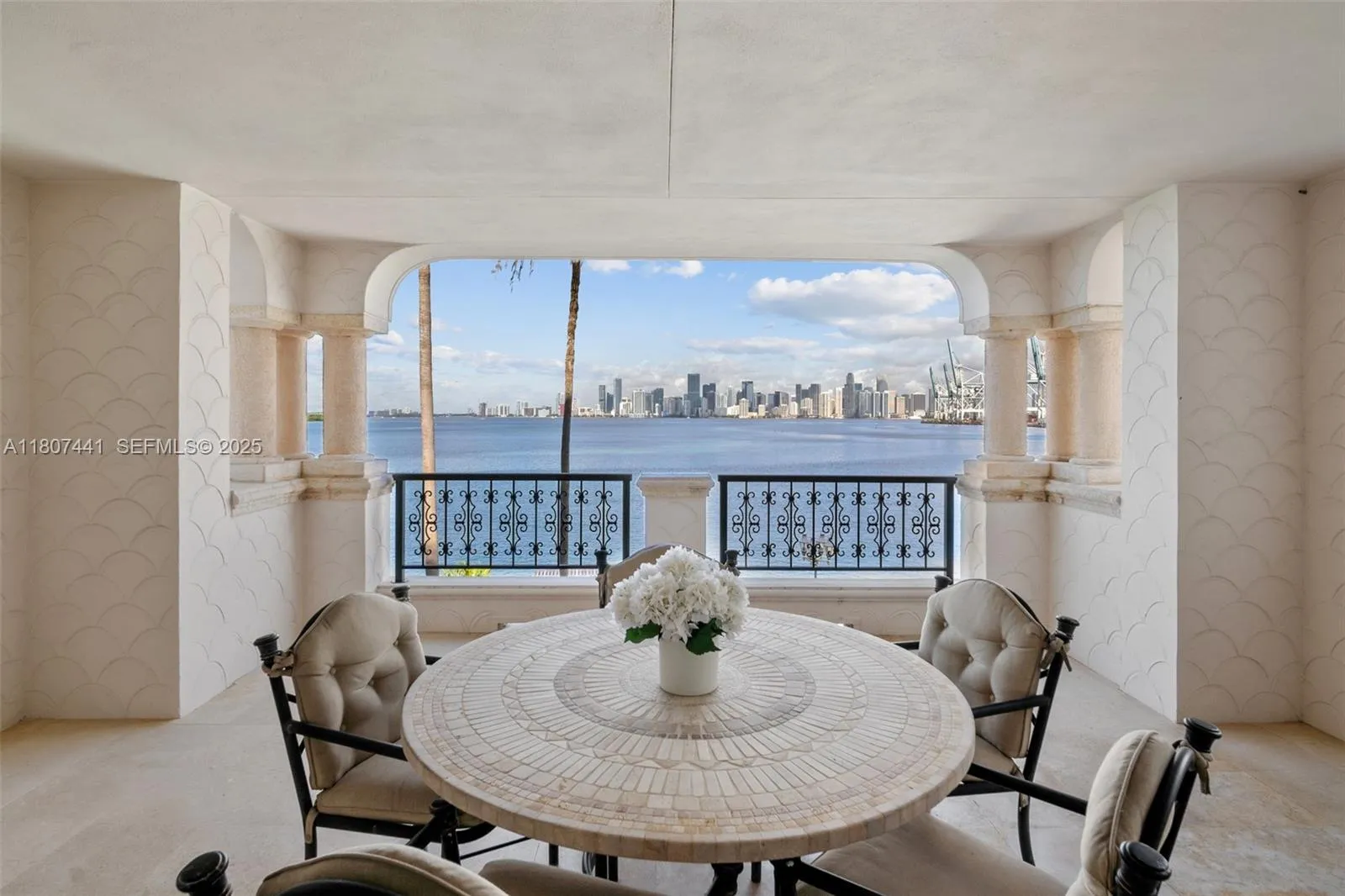 Foto de propiedad en 5235 Fisher Island Drive 5235, Miami Beach, FL 33109 Miami Beach con MLS# 