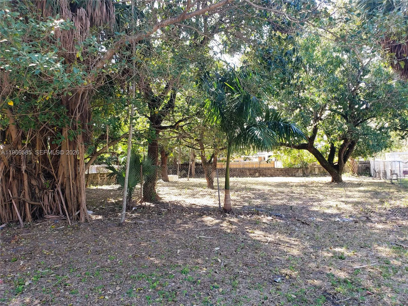 Foto de propiedad en 524 S Royal Poinciana Boulevard, Miami Springs, FL 33166 Miami Springs con MLS# 