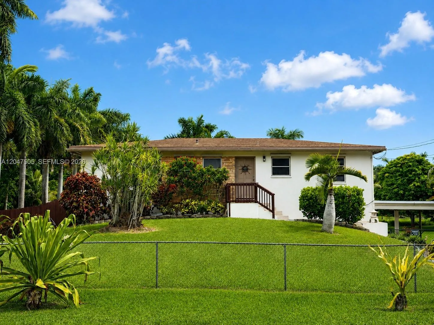 Foto de propiedad en 5240 SW 82nd Avenue, Davie, FL 33328 Davie con MLS# 
