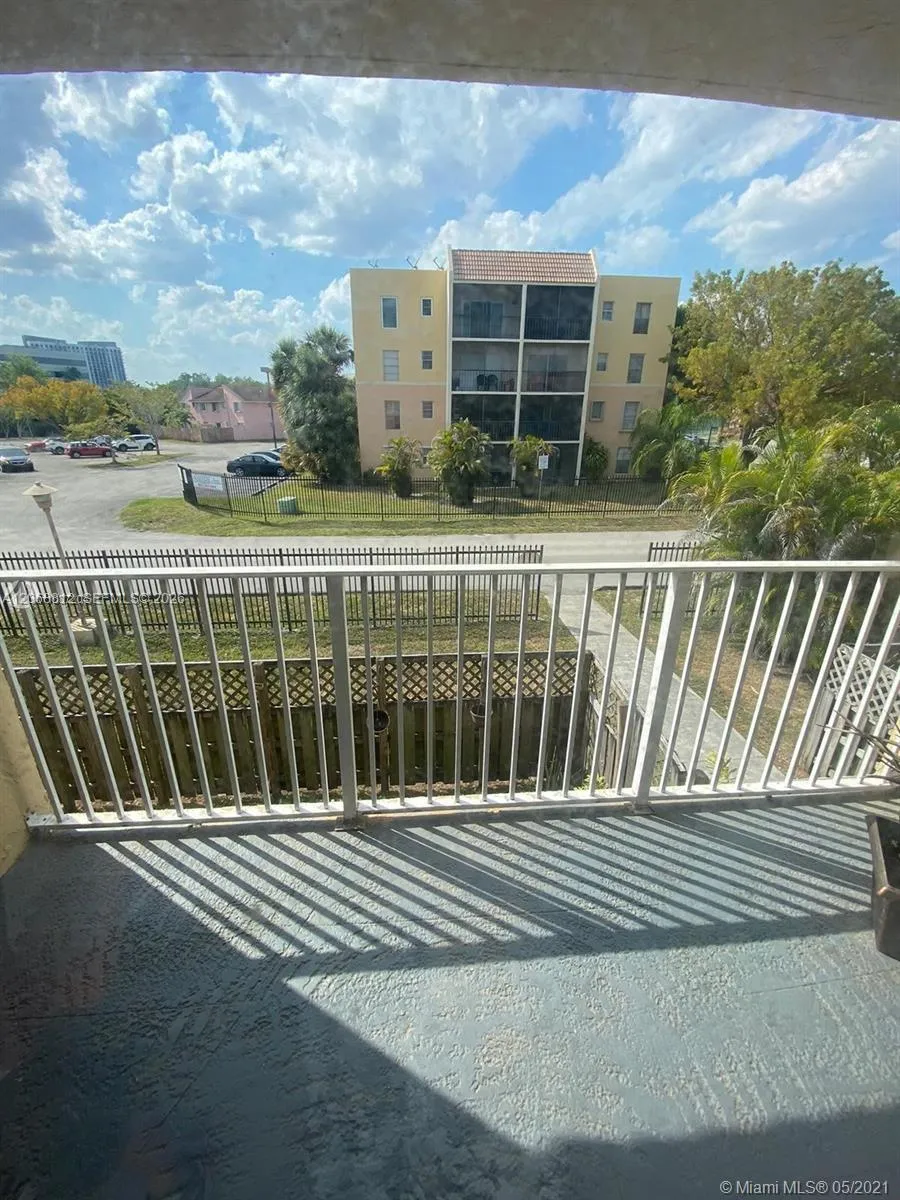 Foto de propiedad en 5241 Geneva Way 203, Doral, FL 33166 Doral con MLS# 