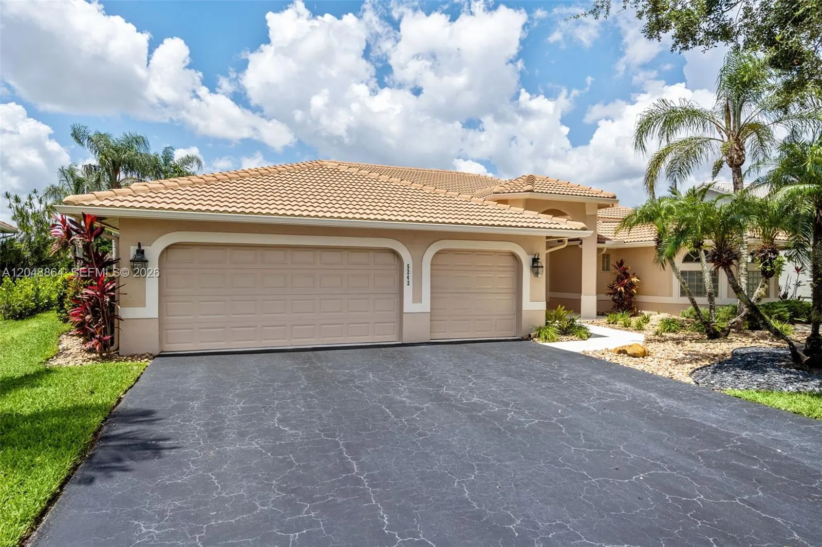 Foto de propiedad en 5242 NW 109th Lane, Coral Springs, FL 33076 Coral Springs con MLS# 