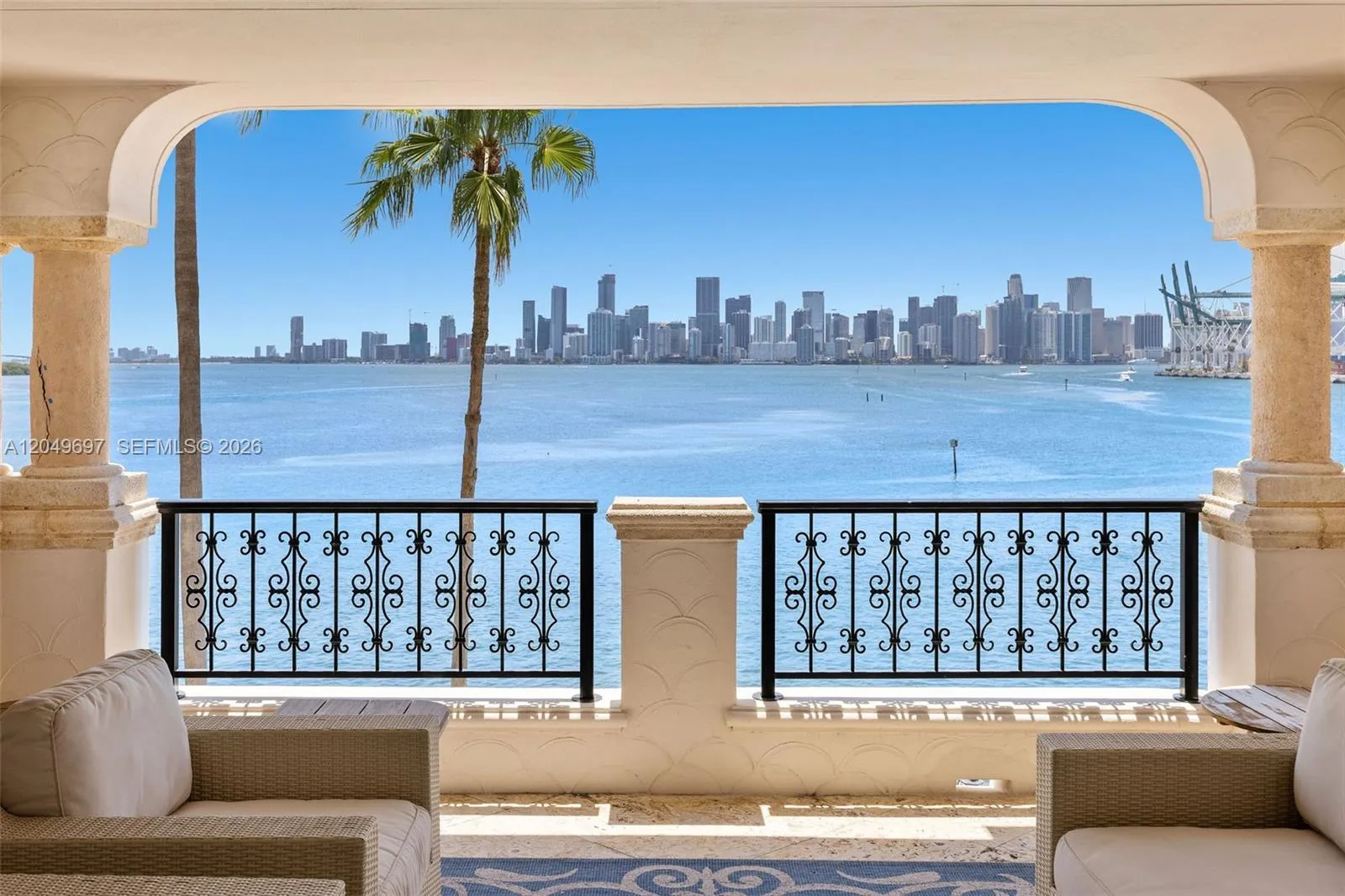 Foto de propiedad en 5245 Fisher Island Drive 5245, Miami Beach, FL 33109 Miami Beach con MLS# 