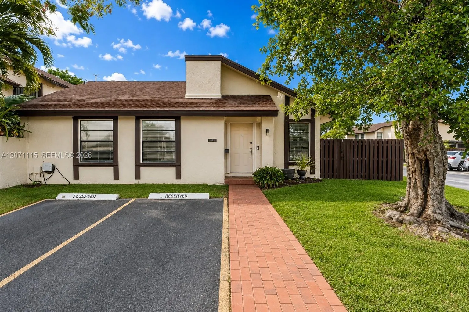 Foto de propiedad en 525 NW 100th Court 525, Miami, FL 33172 Miami con MLS# 