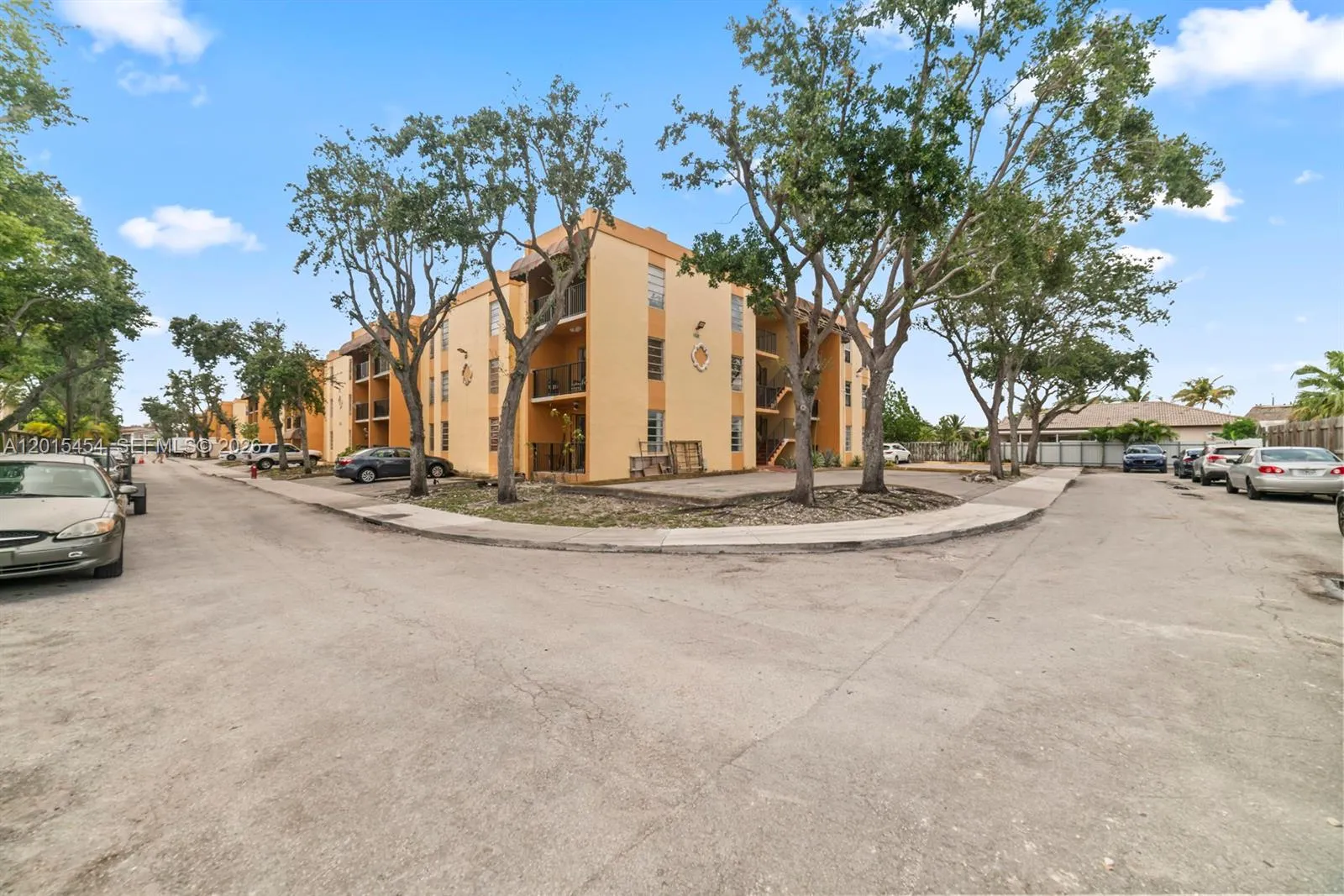 Foto de propiedad en 525 W 69th Street 306, Hialeah, FL 33014 Hialeah con MLS# 