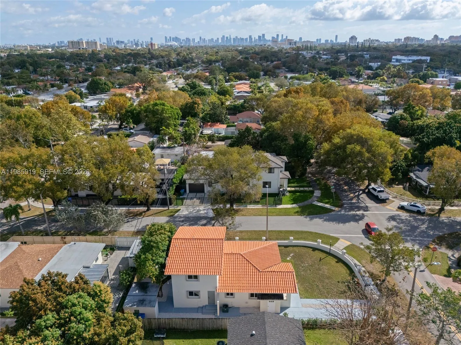 Foto de propiedad en 5251 SW 6th Street, Miami, FL 33134 Miami con MLS# 